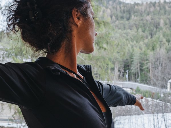 Sensoria Soulmates – Creating Memories of Bliss Frau streckt Arme aus und blickt auf verschneite Berge und Wald