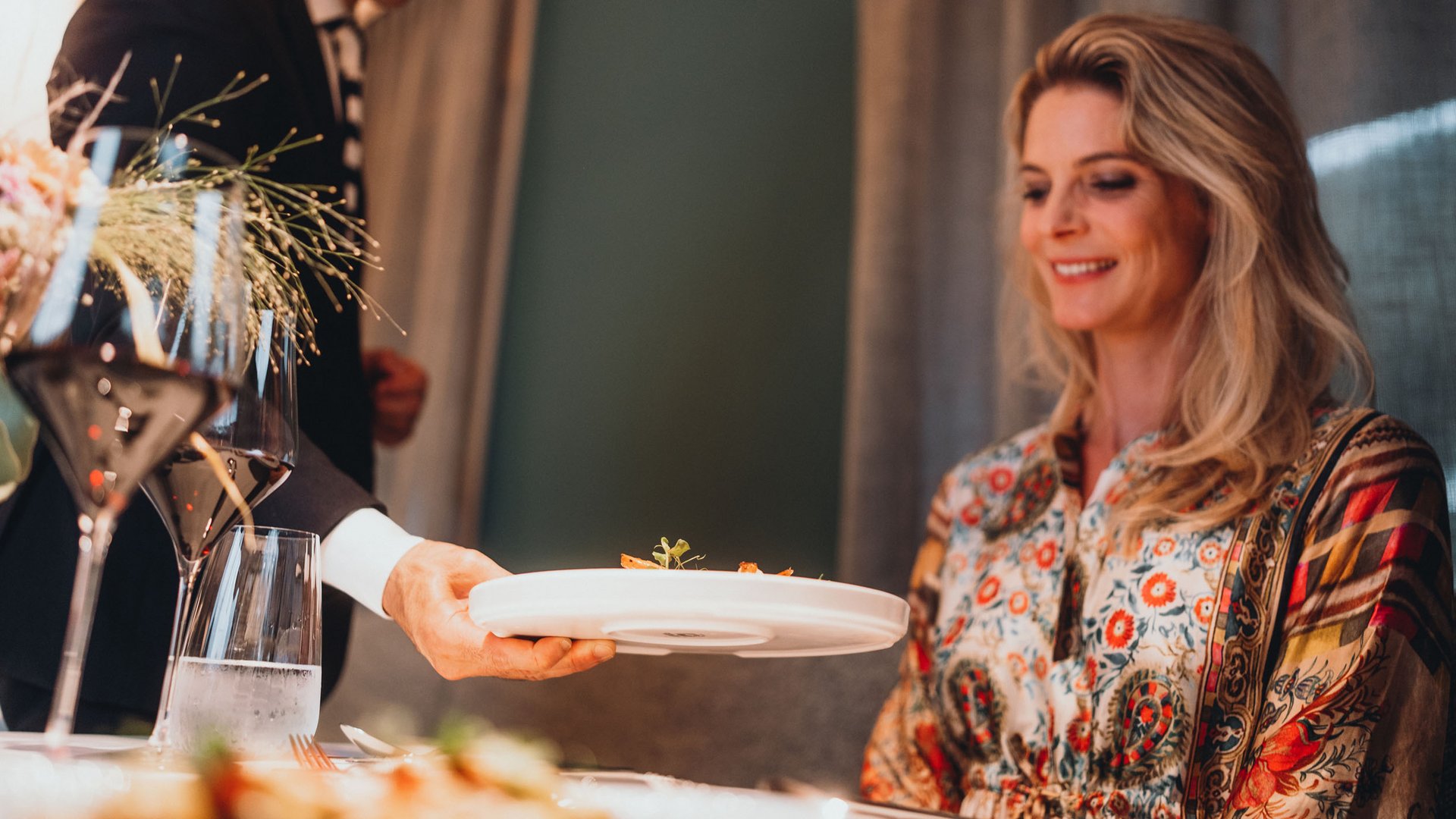 Posizioni aperte Donna riceve un piatto in un ristorante