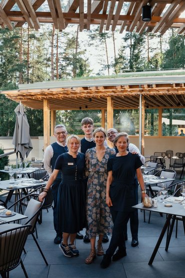 Sensoria Soulmates – Creiamo ricordi felici. Foto di gruppo di sei persone nel patio di un ristorante
