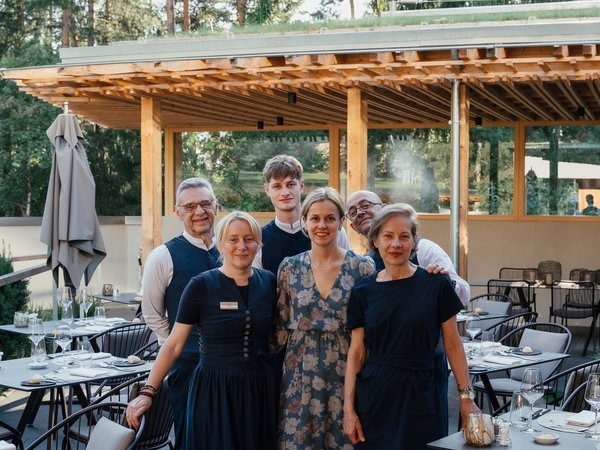 Sensoria Soulmates – Creating Memories of Bliss Group photo of six people in the outdoor area of a restaurant