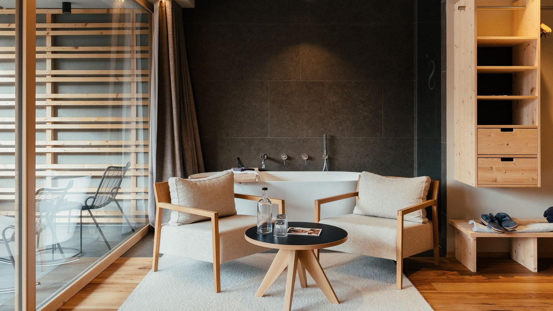 Posizioni aperte Soggiorno moderno con poltrone chiare, tavolo rotondo e vasca da bagno